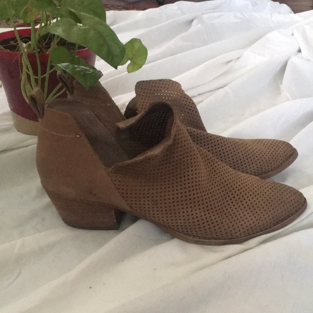 Dolce Vita perforated booties